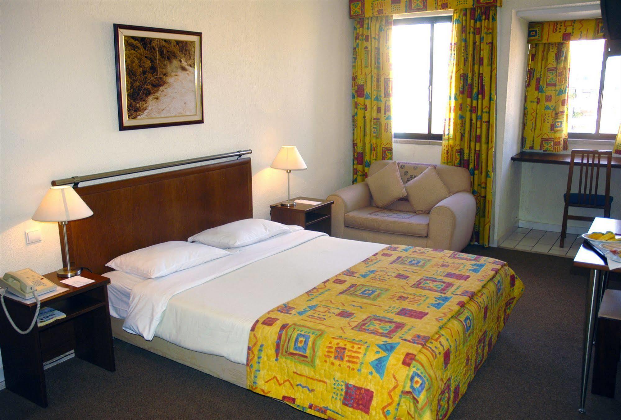 Holiday Inn Express & Suites Lisbon - Principe Real By Ihg Екстериор снимка